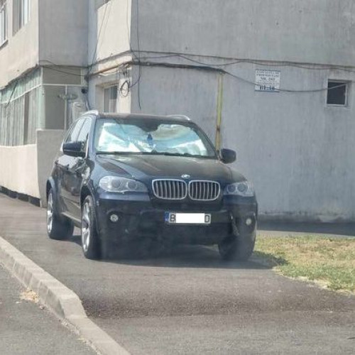 Doi posesori de autoturisme blochează trotuarul în cartierul Viziru