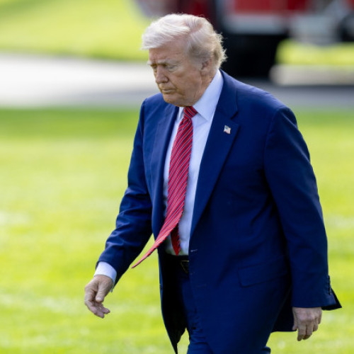 Trump amenință Apple cu taxe vamale de 25% pe iPhone-uri