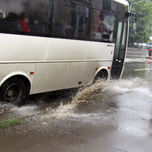 Problemele cu baȃlțile de apă din zona Pieței Concordiei afectează pietonii