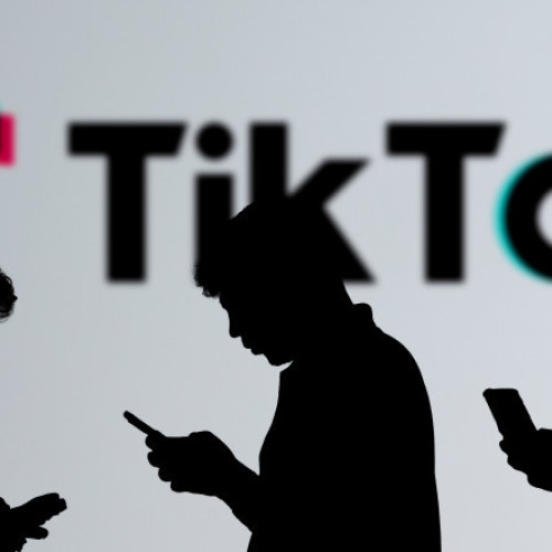 mai mult de jumătate din videoclipurile populare despre sănătatea mintală pe TikTok conțin informații eronate, arată o investigație a publicației The Guardian, citată de News.ro. Potrivit studiului, utilizatorii se bazează tot mai mult pe social media pentru sfaturi, însă multe dintre aceste informații sunt false sau înșelătoare. Experții notează că influenceri și postări promovează soluții rapide, limbaj terapeutic folosit greșit și sfaturi care pot fi dăunătoare.