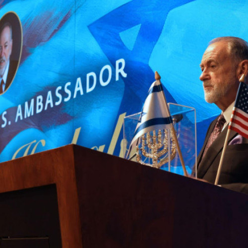 Ambasadorul american în Israel, Mike Huckabee, a criticat dur campania Franței pentru recunoașterea unui stat palestinian. Potrivit AFP, Huckabee a spus cu ironie că Parisul ar putea &quot;rupe o bucată din Costa de Azur&quot; pentru a crea un stat palestinian acolo, subliniind astfel opoziția sa față de această idee. El a afirmat că Franța are alte opțiuni și că nu trebuie să impună presiuni asupra unei națiuni suverane.