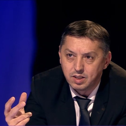 Ministrul Educației, Daniel David, recomandă limitarea temelor pentru elevii de gimnaziu și liceu la maximum două ore pe zi, pentru a evita supraîncărcarea. Potrivit digi24.ro, el a menționat într-o conferință că elevilor nu ar trebui să le fie date teme care, cumulate, să depășească această limită zilnic. El a explicat că profesorii care dau prea multe teme „merită” să fie atenționați, iar controlul asupra aplicării acestei reguli trebuie făcut de școli, în special de către diriginți.
