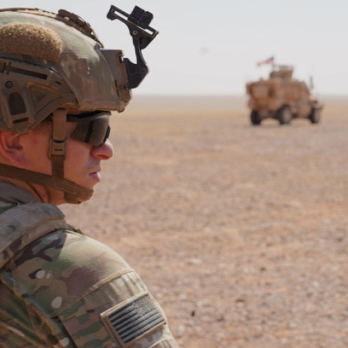 Statele Unite reduc prezența militară din Siria, anunță surse. Potrivit digi24.ro, emisarul american Thomas Barrack, într-un interviu pentru postul turc NTV, a declarat că Washingtonul a început să-și diminueze prezența în țară, de la opt la trei baze. Barrack, care este și ambasadorul SUA la Ankara, a spus că reducerea misiunii denumite Inherent Resolve (OIR, anti-jihadistă) este în curs de desfășurare și se va încheia cu o singură bază.