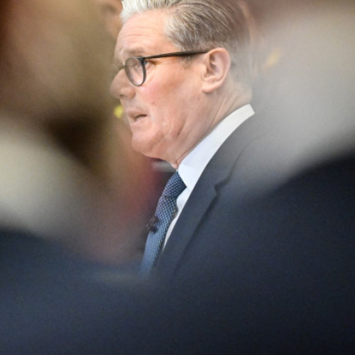 Un suspect dintr-o serie de incendieri legate de prim-ministrul britanic, Keir Starmer, putea fi recrutat de serviciile secrete ruse prin aplicația Telegram, notează Radio Europa Liberă, citată de European Pravda. Conform anchetei, Roman Lavrinovich, în vârstă de 21 de ani, care este suspectat de incendierea unor proprietăți asociate lui Starmer, a fost implicat activ în grupuri de pe Telegram în Londra între 2022 și 2025. În ultimele sale postări, el căuta de lucru în domenii precum construcțiile și ospitalitatea.