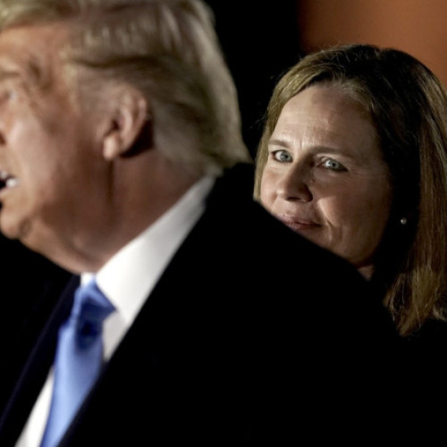 Donald Trump, supărat pe judecătorii Curții Supreme, îi critică în secret pe aceștia, potrivit mai multor surse citate de digi24.ro. În cadrul unor discuții private, fostul președinte a declarat că judecătorii numiți de el nu ar fi susținut suficientă agenda sa politică, iar furia sa s-a concentrat în special asupra judecătoarei Amy Coney Barrett, cea mai recentă numire a sa. Surse apropiate afirmă că nemulțumirile lui Trump sunt variate și se referă atât la Barrett, cât și la judecătorii Neil Gorsuch și Brett Kavanaugh.
