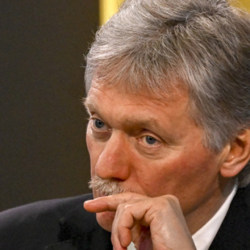 Rusia va răspunde la atacurile cu drone ale Ucrainei, conform declarațiilor purtătorului de cuvânt al Kremlinului, Dmitri Peskov. Potrivit acestuia, decizia privind momentul și modul în care va fi dat răspunsul aparține armatei și va fi luată în funcție de situație. Peskov a menționat că "va fi cum și când militarii noștri consideră oportun", relatează digi24.ro.