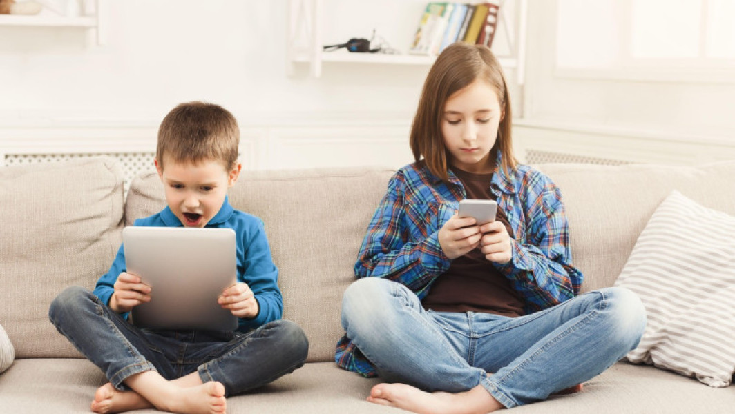 Care este impactul internetului asupra copiilor. Poliția arată că 1 din 6 elevi consideră importantă realizarea provocărilor online