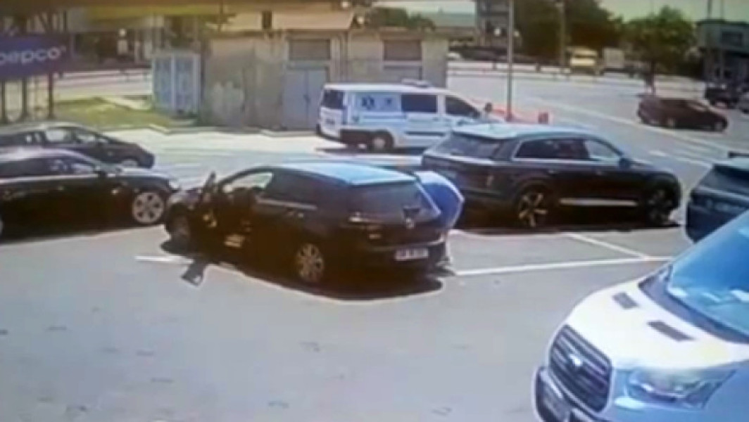 Video Alertă în judeţul Bacău, după ce doi bărbaţi au încercat să bage o femeie cu forţa într-un autoturism