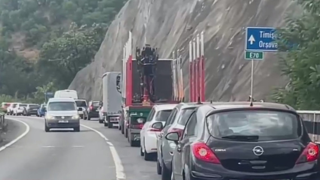 Trafic blocat pe DN 6, în zona Orşova, din cauza unui incendiu de vegetaţie produs pe versant. Cad pe şosea lemne aprinse şi pietre