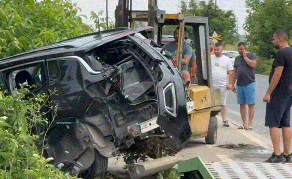 VIDEO O mașină a fost lovită de tren, în Buzău. Șoferul a fost dus la spital