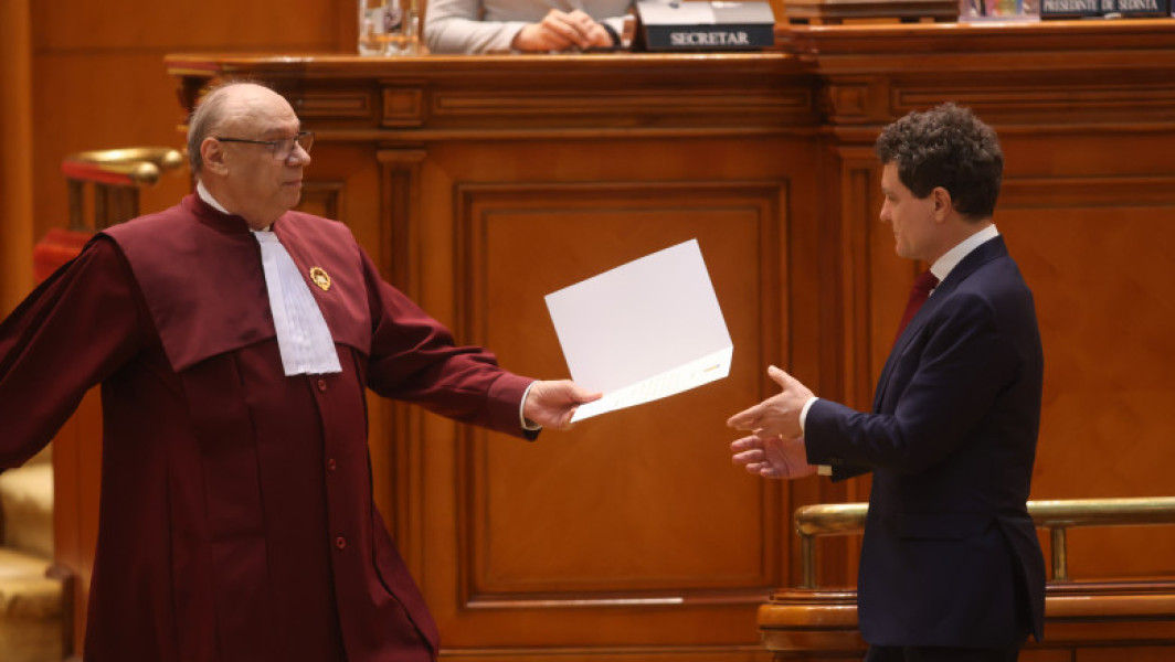 News Alert Nicușor Dan a contestat la CCR legea privind propaganda legionară. AUR, SOS și POT sesizaseră Curtea pentru aceeași lege