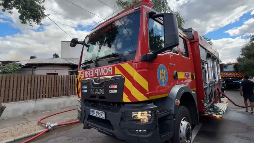 Incendiu la mai multe locuințe din Sectorul 1 al Capitalei. Pompierii avertizează că focul s-ar putea extinde la clădirile învecinate