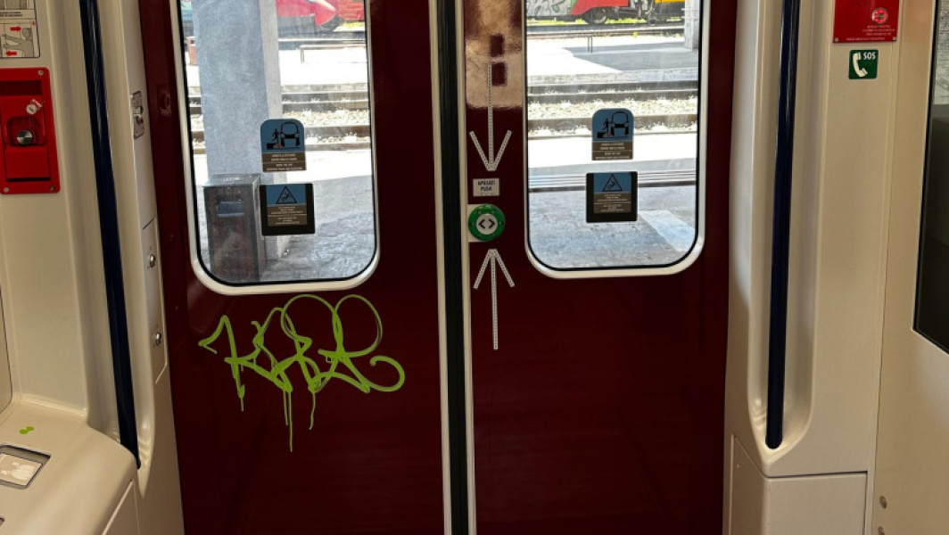 Primul tren electric nou din România, vandalizat. Ministerul Transporturilor: „Confortul depinde și de gradul de civilizație”