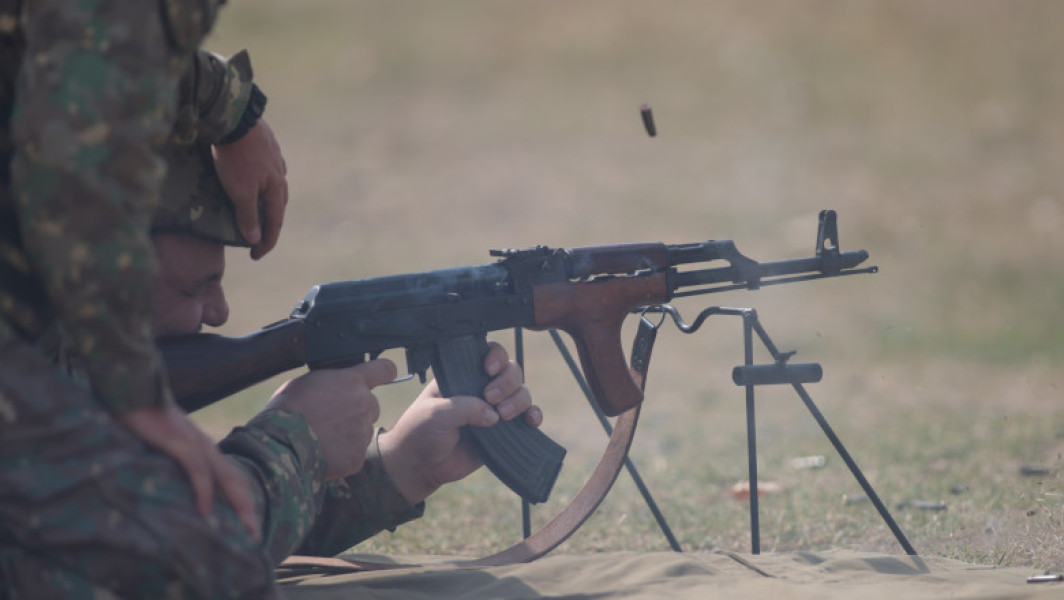 „Tehnologii învechite, calitate slabă”: Armata română renunță la Kalașnikov și anunță un program de înzestrare cu arme de tip NATO