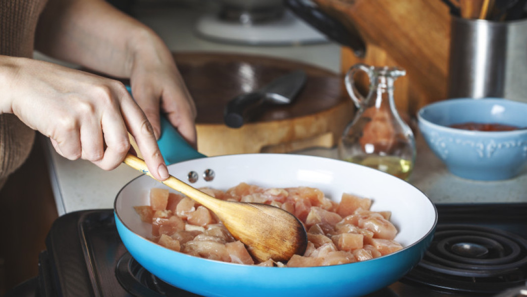 Video „Voi cumpăra mai puțină”. Cea mai ieftină carne din magazine se tot scumpește. Cu cât a crescut prețul la carnea de pui în ultimul an