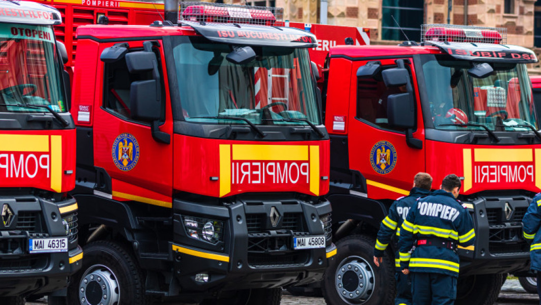 Opt maşini cuprinse de flăcări într-o parcare din Sectorul 3 al Capitalei. Ce a provocat incendiul