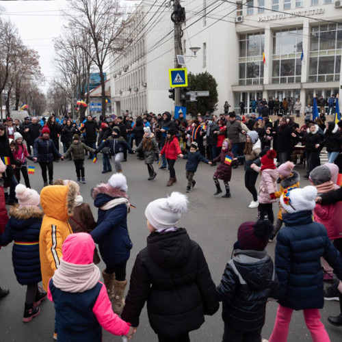 Ziua Unirii celebrată la Monumentul Domnitorului Cuza: Acțiunea „Dăm mână cu mână!” promovează unitatea națională!