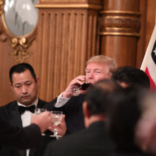 Donald Trump anunță schimbarea îndulcitorului din Coca-Cola vândută în SUA: zahăr din trestie, nu sirop de porumb. Compania nu confirmă