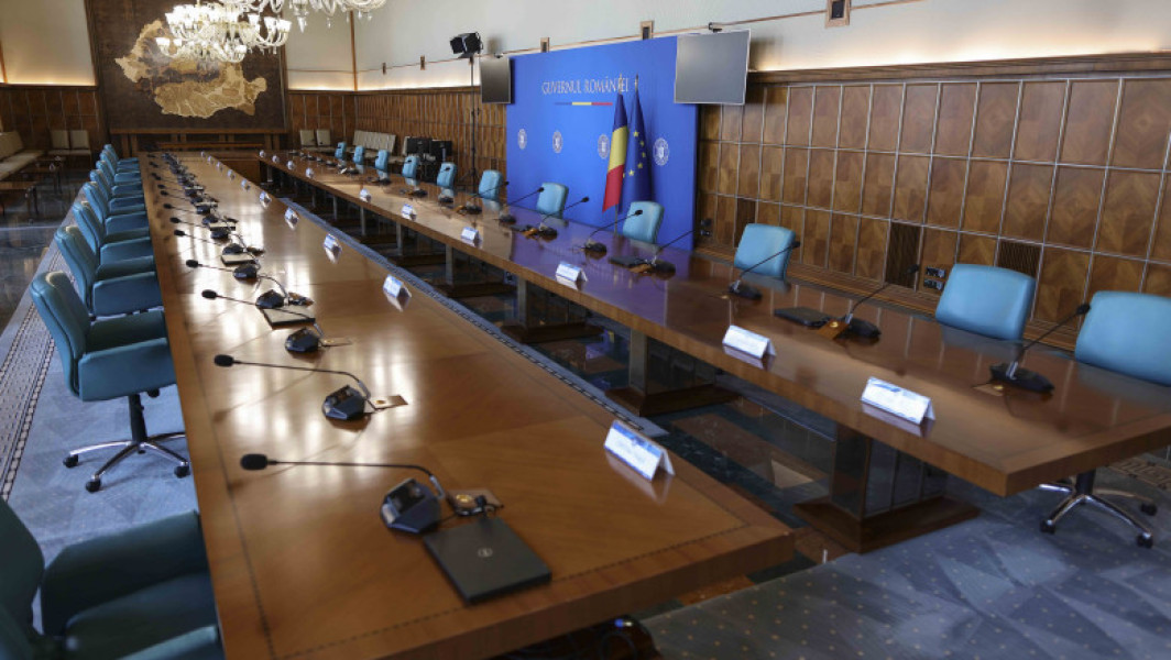 Funcționarii publici din primării critică noile măsuri anunțate de Bolojan: Transformă salarizarea în armă de constrângere politică