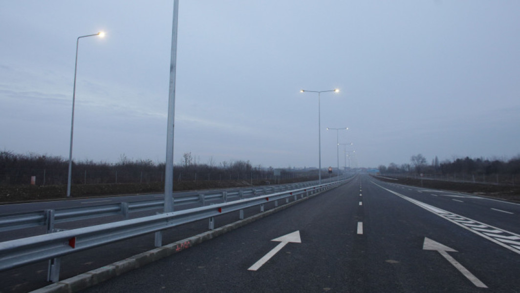 Trafic rutier oprit pe A3, după ce mai multe vaci au rupt gardul de protecţie în dreptul localităţii Voluntari şi au intrat pe şosea