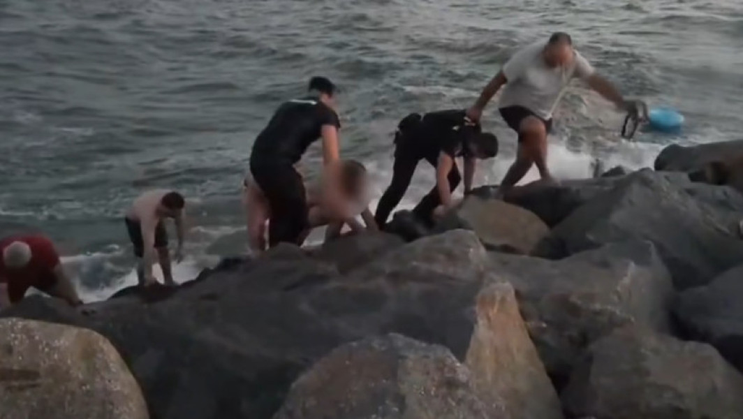 Video Operațiune dificilă pe o plajă din Constanţa: Două persoane luate de curenţi au fost salvate de jandarmi