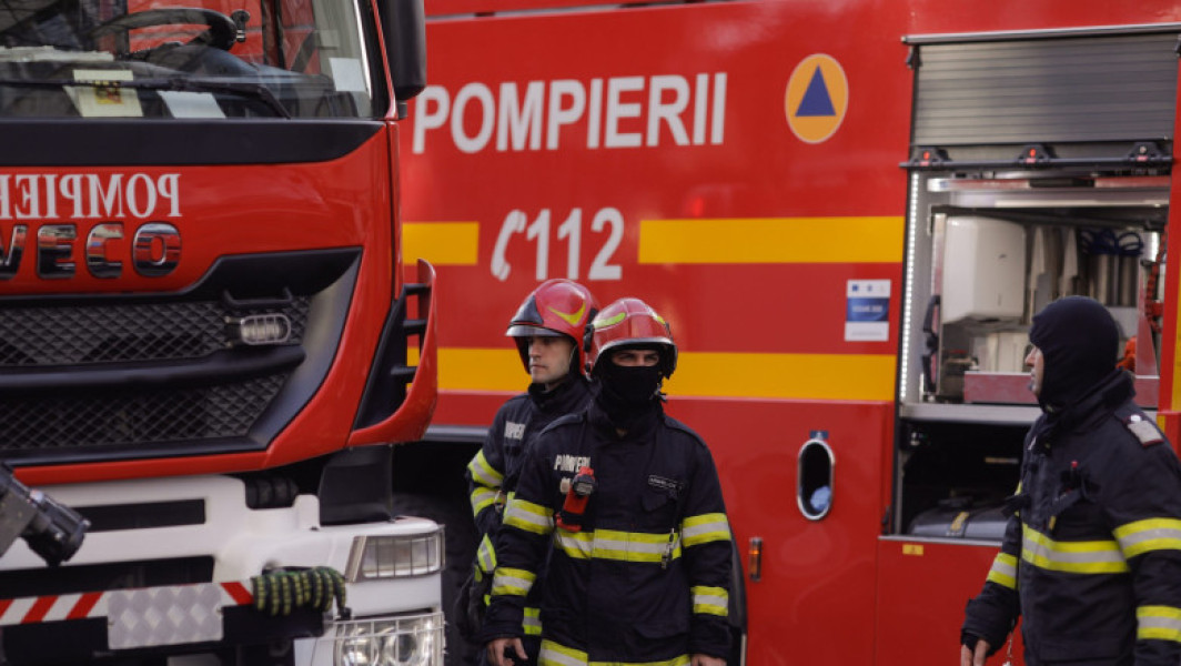 Pompierii din Constanța intervin după un incendiu la locomotiva care tractează 15 vagoane