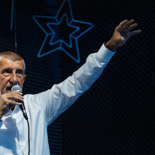 Andrej Babiš atacat cu o cârjă în timpul mitingului din Dobrá