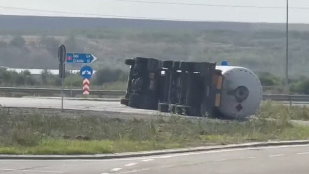 Cisterna încărcată cu gaz metan s-a răsturnat pe DN 24A, lângă Simila