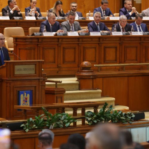 Video&Foto AUR a prezentat moțiunile de cenzură în Parlament, cu sala aproape goală. Opoziția acuză Guvernul de „terorism legislativ”
