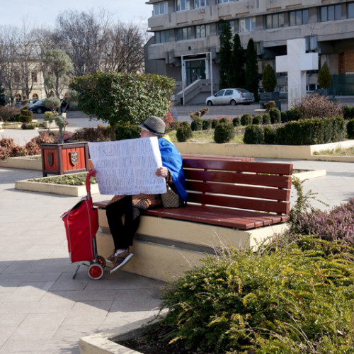 Pensionara din Cazasu protestează singură în Piața Independenței