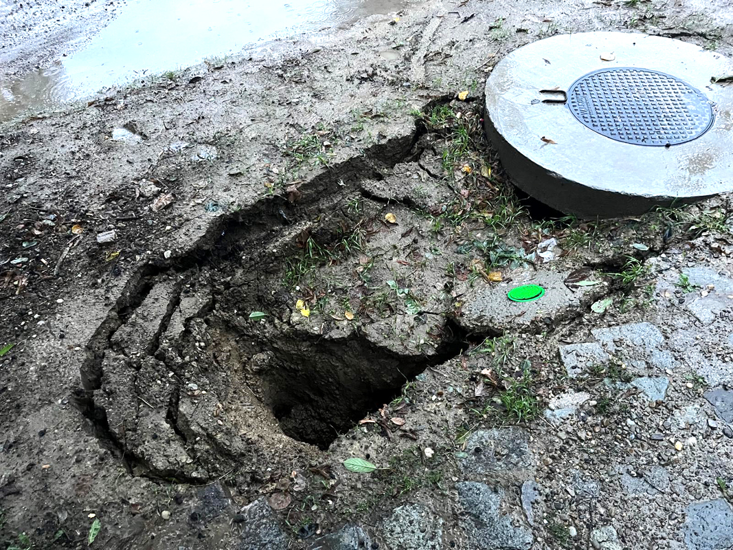 Surpările de pe strada Carantina pun în pericol locuințele după ploile recente