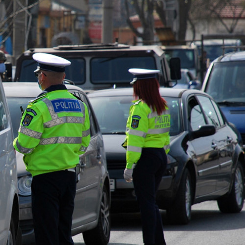 - Peste 20 de soferi s-au ales fara permis in urma unei actiuni a politiei, unul dintre ei fiind prins baut, iar alti doi nu aveau permisul de conducere.