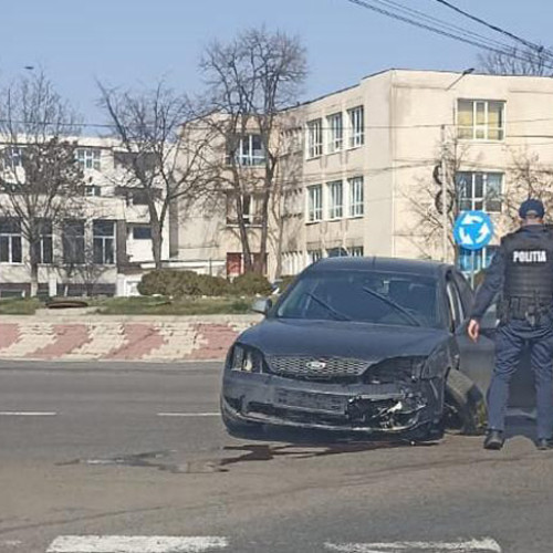 Un șofer băut a provocat un accident în sensul giratoriu din Barieră
"Șofer băut produce accident în sensul giratoriu din Barieră