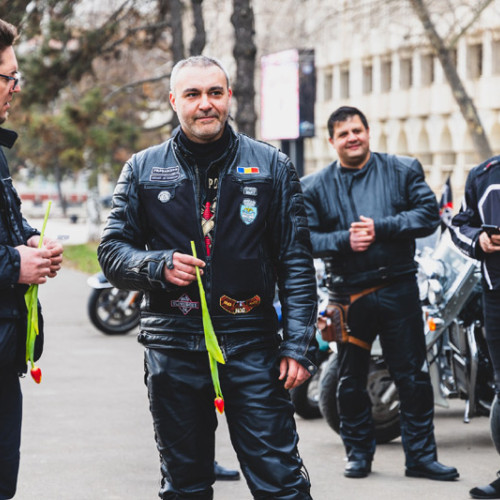 Mujoriciclisti ofera mărțișoare politistilor rutieri

"Motocicliști Distribuie Mărțișoare Personalizate Șoferițelor Calea Călărașilor