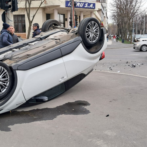 Mașină răsturnată la intersecția străzii Școlilor cu Bdul. Independenței, o femeie de 81 de ani lovită de șoferul care nu a acordat prioritate - Poliția investighează cazul