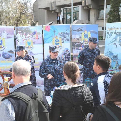 Elevii brăileni, fascinați de profesia de militar la Ziua Porților Deschise a Prefecturii