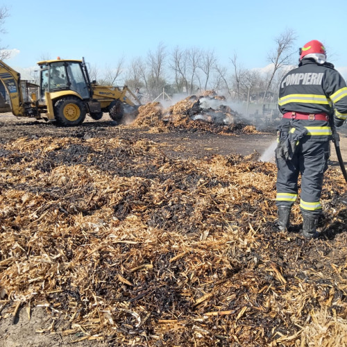 Incendiu greu de stins la o fermă din Gabrielescu. Sute de tone de furaje ard de ieri, după ce cineva a incendiat o miriște fără să țină cont de vântul puternic