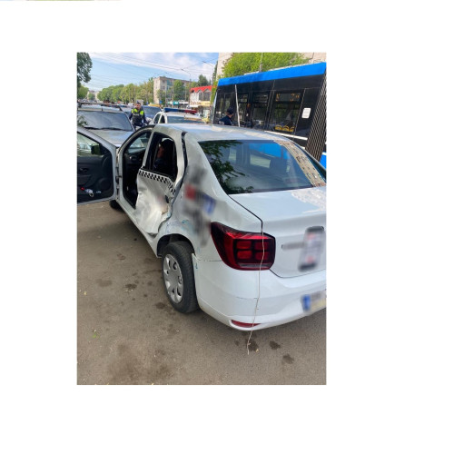 Șofer de taxi provoacă accident pe Dorobanților, acroșat de tramvai.Un șofer de taxi a provocat un accident pe bulevardul Dorobanților dumincă dimineață. În jurul orei 09:40, acesta nu s-a asigurat la schimbarea direcției de mers și a fost acroșat de un tramvai. Persoanele implicate au fost testate cu aparatul etilotest, iar rezultatele au fost negative. Evenimentul s-a soldat doar cu pagube materiale. O nouă fabrică la Brăila. Eforturi de expansiune în Europa pentru fabrica Glorious Lightning.