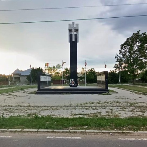 Exclamație! Primarul Ganea a distrus un spațiu de distracție pentru a construi un monument misterios! Cum reacționează locuitorii din Galbenu?