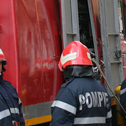 Puternic incendiu pe Strada Astrului din municipiu. Patru case afectate, interventia pompierilor cu cinci masini de stingere