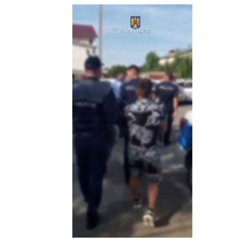 Patru bărbați s-au încăierat în incinta unui magazin din localitatea Cuza-Vodă şi au agresat un tânăr. Mascaţii au efectuat cinci percheziții la domiciliile suspecţilor