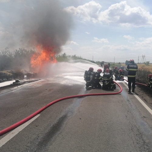 UPDATE VIDEO Accident teribil pe DN2B, între Lacu Sărat și Silistraru. O autocisternă încărcată cu benzină și un autovehicul au luat foc, după ce au intrat în coliziune