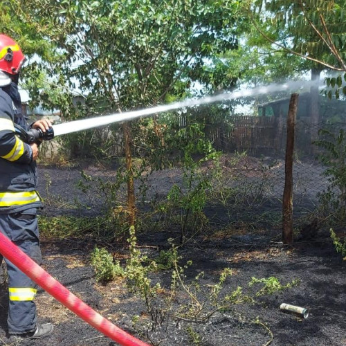 Incendiu la Valea Cănepii: două gospodării afectate de foc